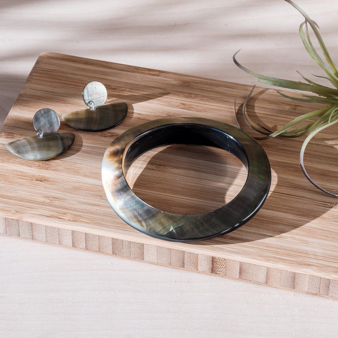 Mother-of-Pearl Bangle, Iridescent Grey - Natural Jewelry | LIKHÂ