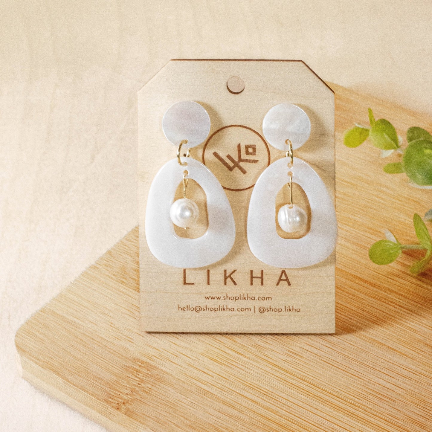 Mother of Pearl Hollow Earrings with Pearl - White | LIKHÂ