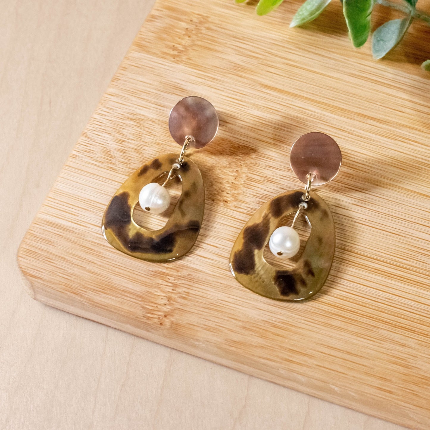 Mother of Pearl Earrings with Inner Pearl - Brown Tiger | LIKHÂ