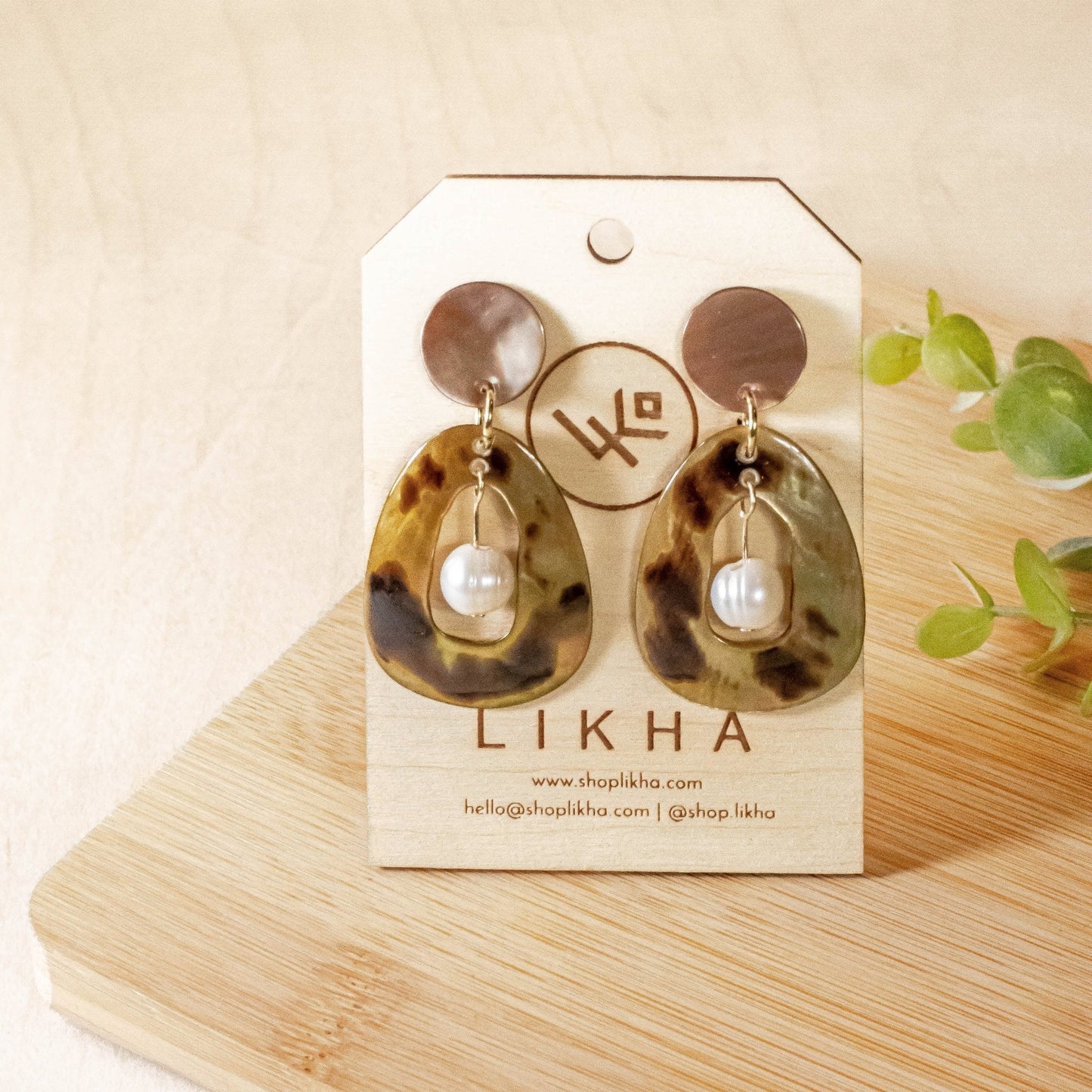 Mother of Pearl Earrings with Inner Pearl - Brown Tiger | LIKHÂ